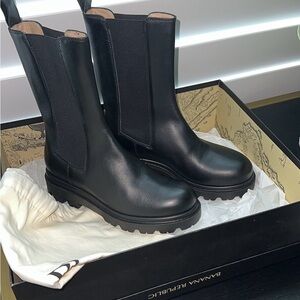 [NEW] Banana Republic Tall Italian Leather Chelsea boot - Size 8 - original box